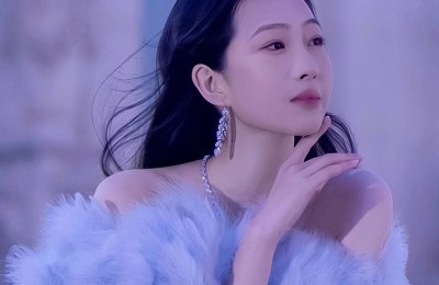 洪紫千荣登《华人英才》封面人物 绽放新时代青年力量